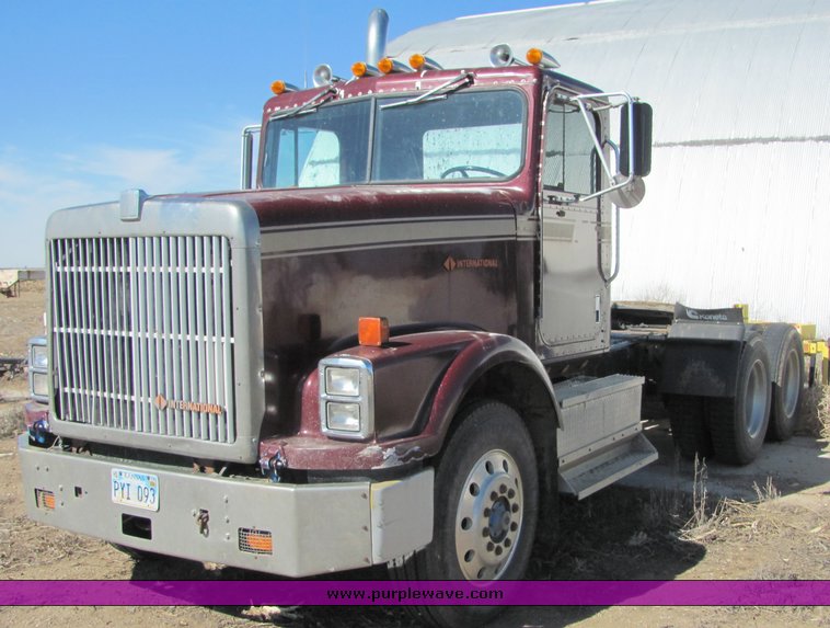 image for item 3007 1990 International Series 9300 semi truck