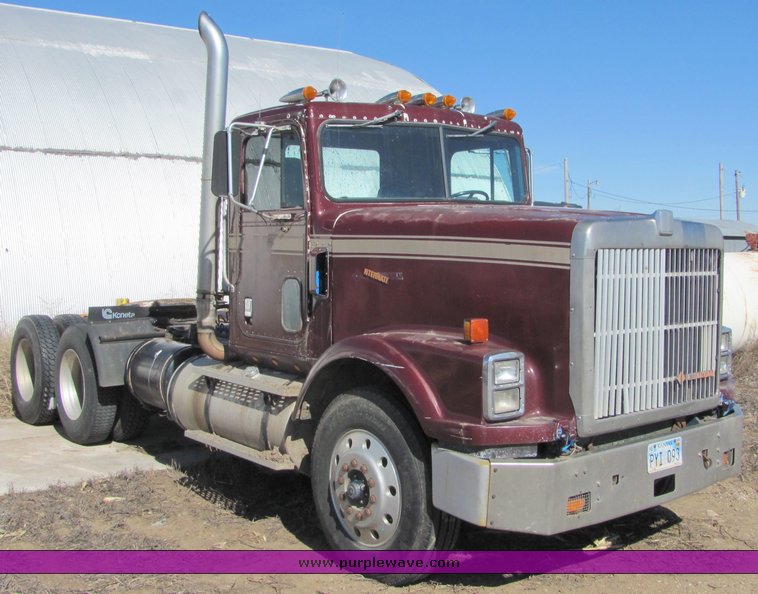 image for item 3007 1990 International Series 9300 semi truck
