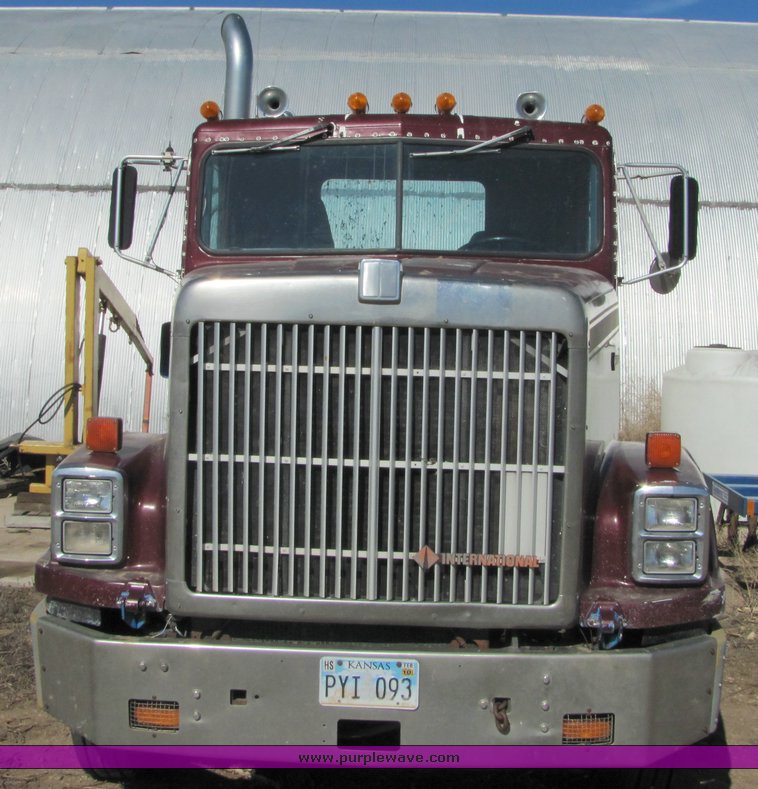 image for item 3007 1990 International Series 9300 semi truck