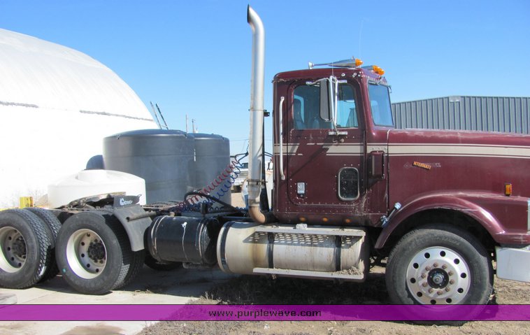 image for item 3007 1990 International Series 9300 semi truck