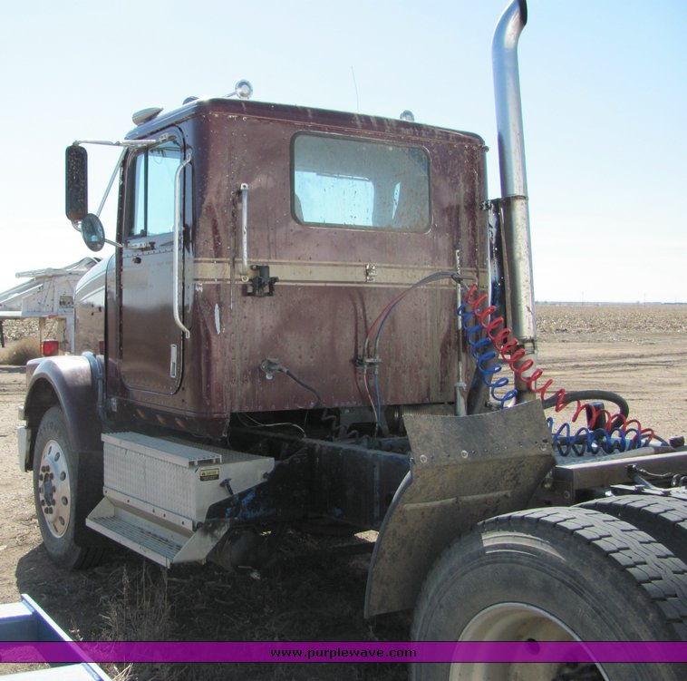 image for item 3007 1990 International Series 9300 semi truck