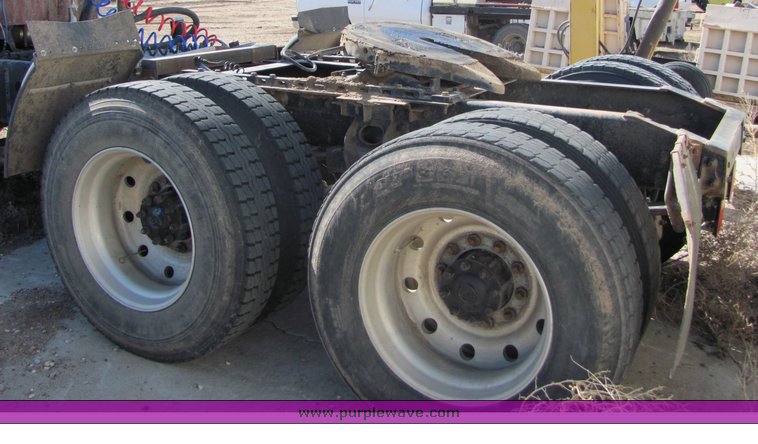 image for item 3007 1990 International Series 9300 semi truck