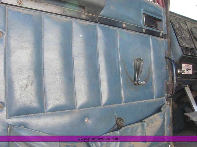 image for item 3007 1990 International Series 9300 semi truck