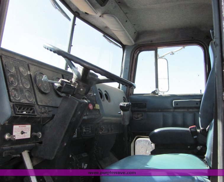 image for item 3007 1990 International Series 9300 semi truck