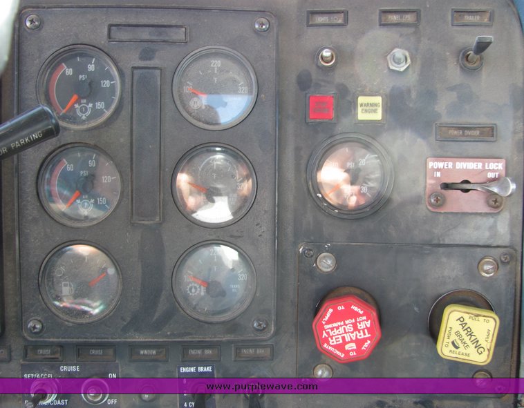 image for item 3007 1990 International Series 9300 semi truck