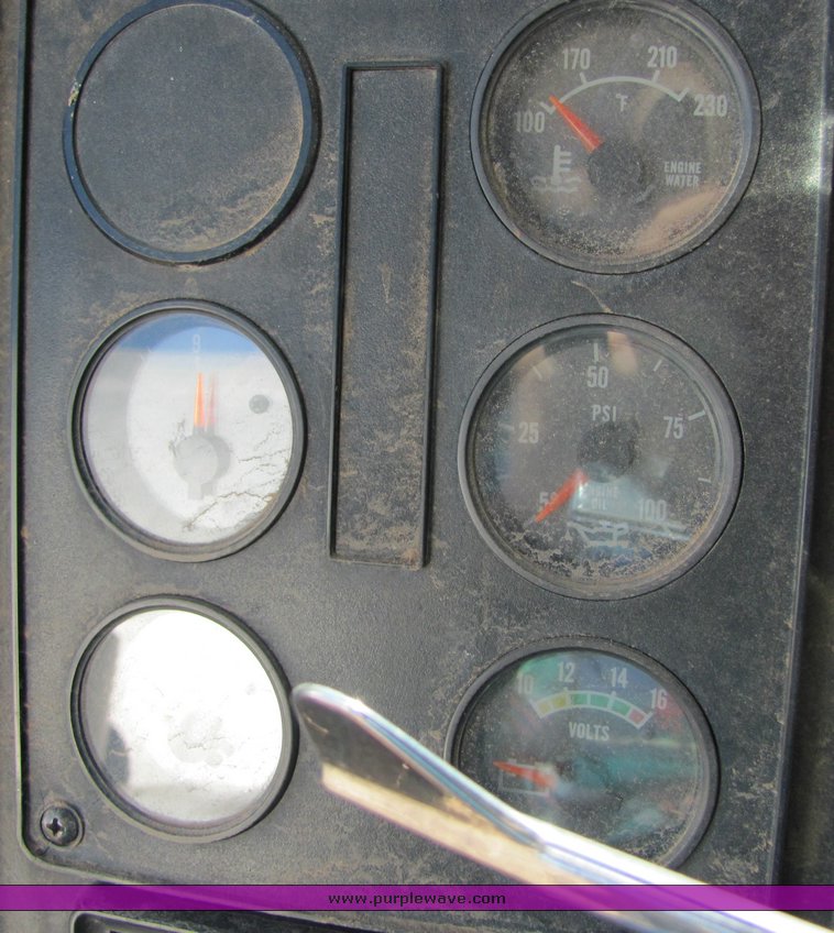 image for item 3007 1990 International Series 9300 semi truck