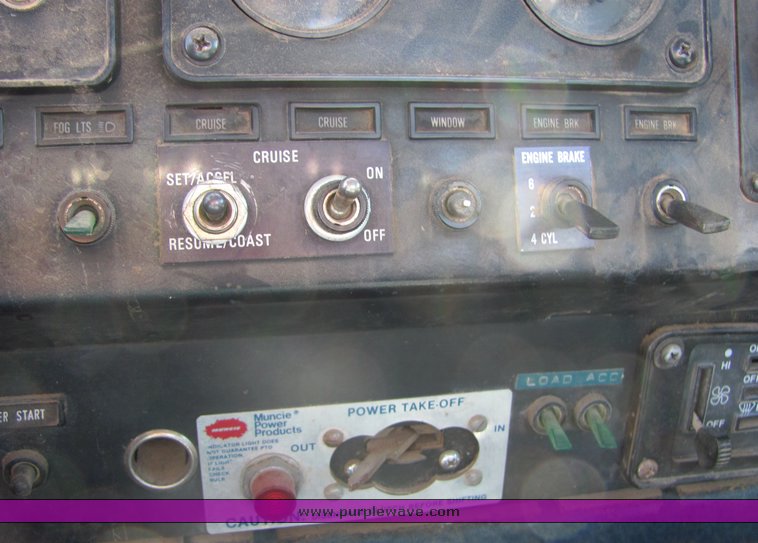 image for item 3007 1990 International Series 9300 semi truck