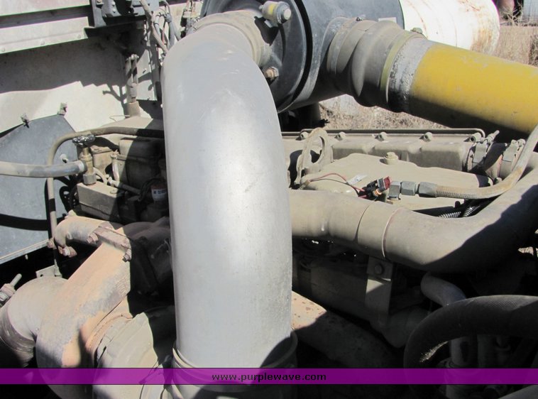 image for item 3007 1990 International Series 9300 semi truck