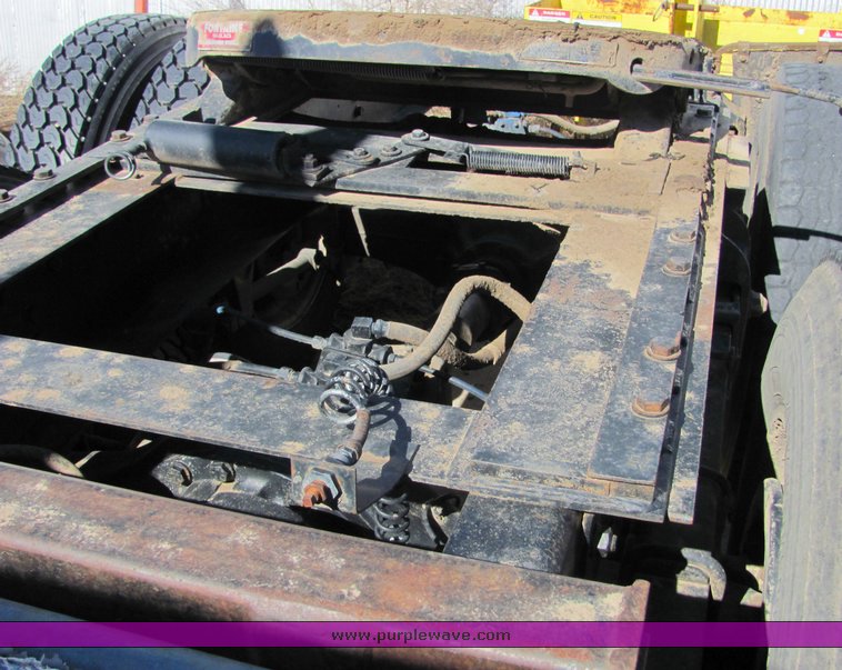 image for item 3007 1990 International Series 9300 semi truck