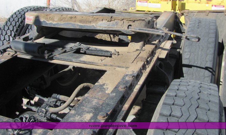 image for item 3007 1990 International Series 9300 semi truck