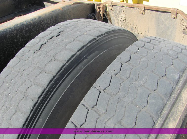 image for item 3007 1990 International Series 9300 semi truck