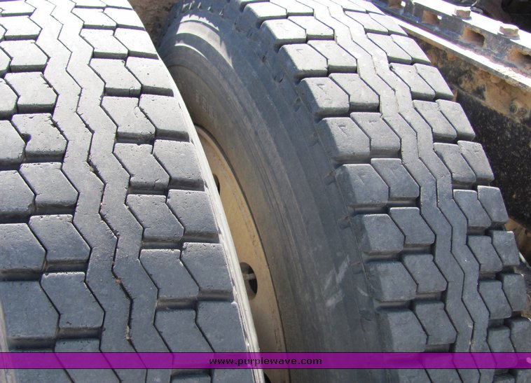 image for item 3007 1990 International Series 9300 semi truck