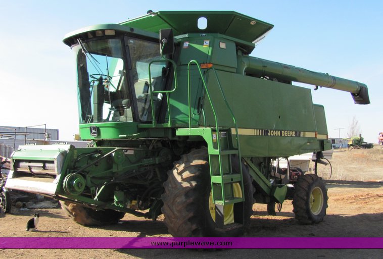image for item 3009 1989 John Deere 9600 combine