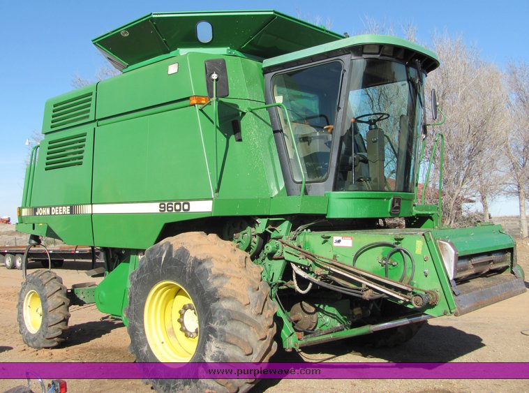 image for item 3009 1989 John Deere 9600 combine