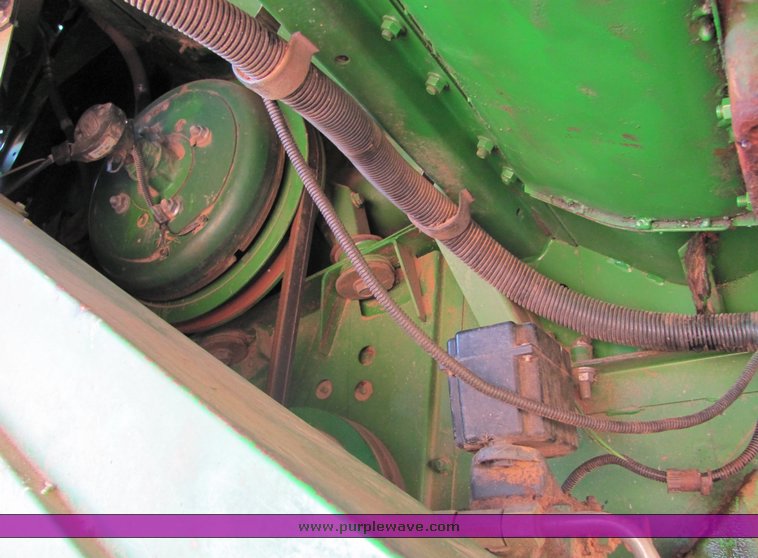 image for item 3009 1989 John Deere 9600 combine