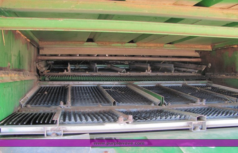 image for item 3009 1989 John Deere 9600 combine