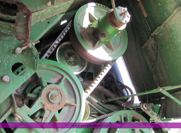 image for item 3009 1989 John Deere 9600 combine