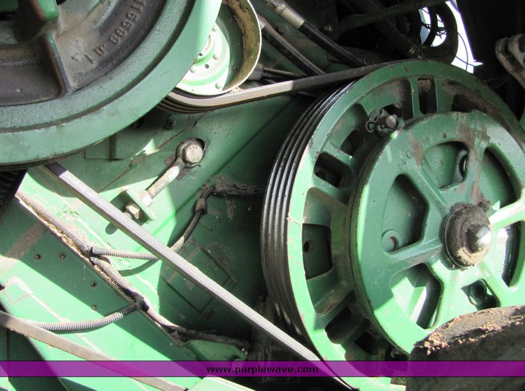 image for item 3009 1989 John Deere 9600 combine