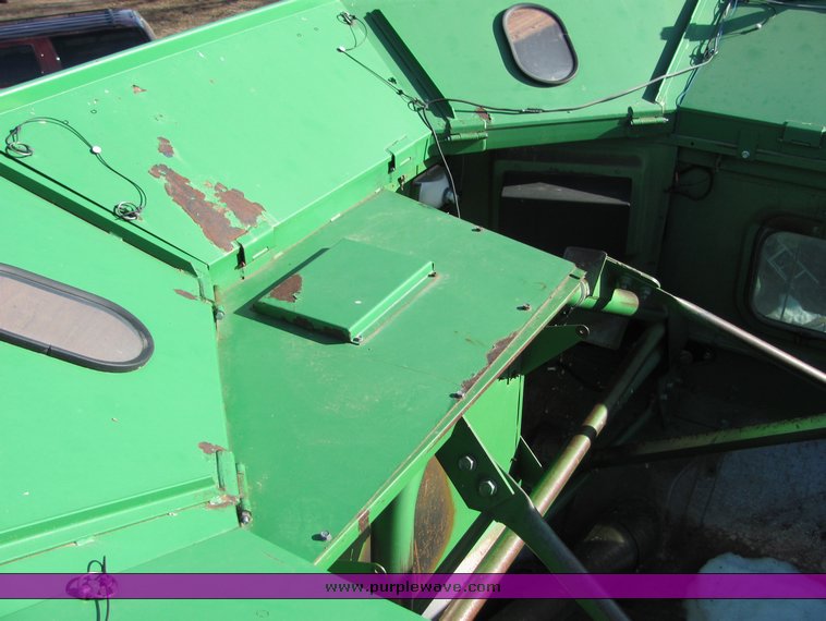 image for item 3009 1989 John Deere 9600 combine