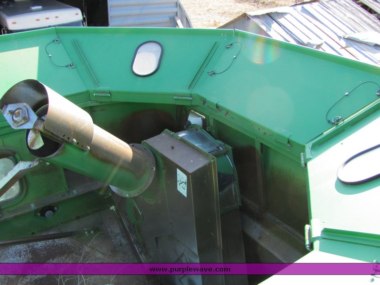 image for item 3009 1989 John Deere 9600 combine