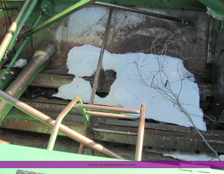 image for item 3009 1989 John Deere 9600 combine