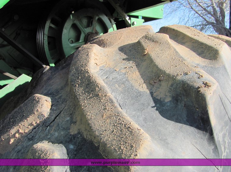 image for item 3009 1989 John Deere 9600 combine