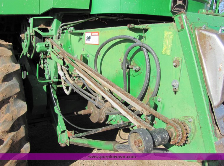 image for item 3009 1989 John Deere 9600 combine