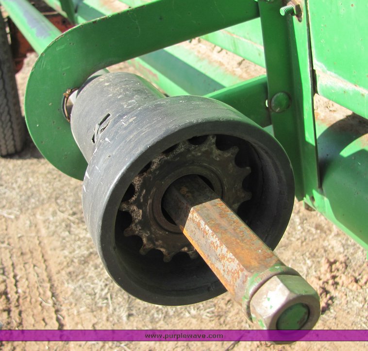 image for item 3010 1990 John Deere 930 rigid platform