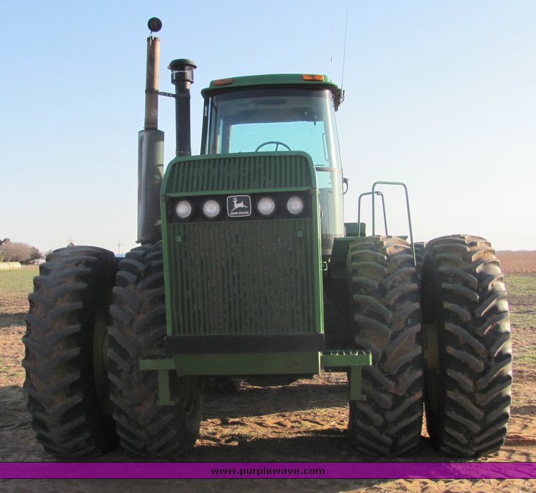 image for item 3042 1995 John Deere 8870 tractor