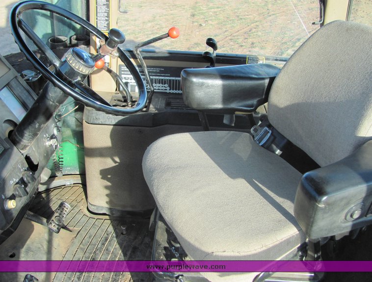 image for item 3042 1995 John Deere 8870 tractor