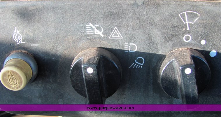 image for item 3042 1995 John Deere 8870 tractor