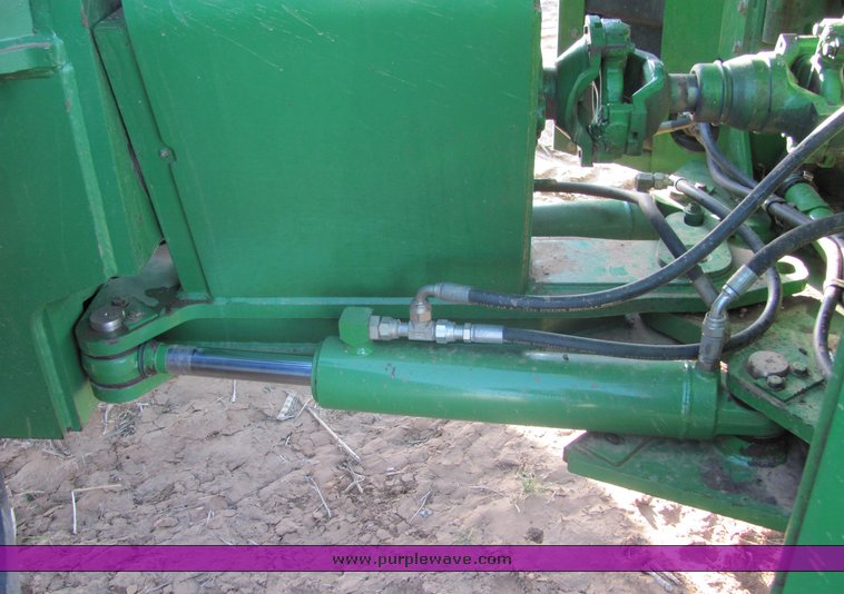 image for item 3042 1995 John Deere 8870 tractor