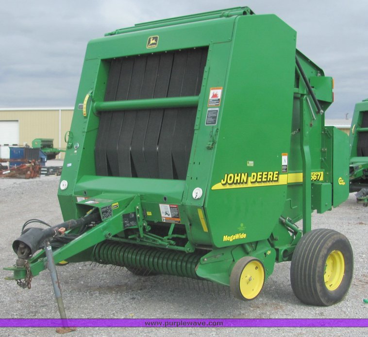 image for item 3048 2001 John Deere 567 round baler