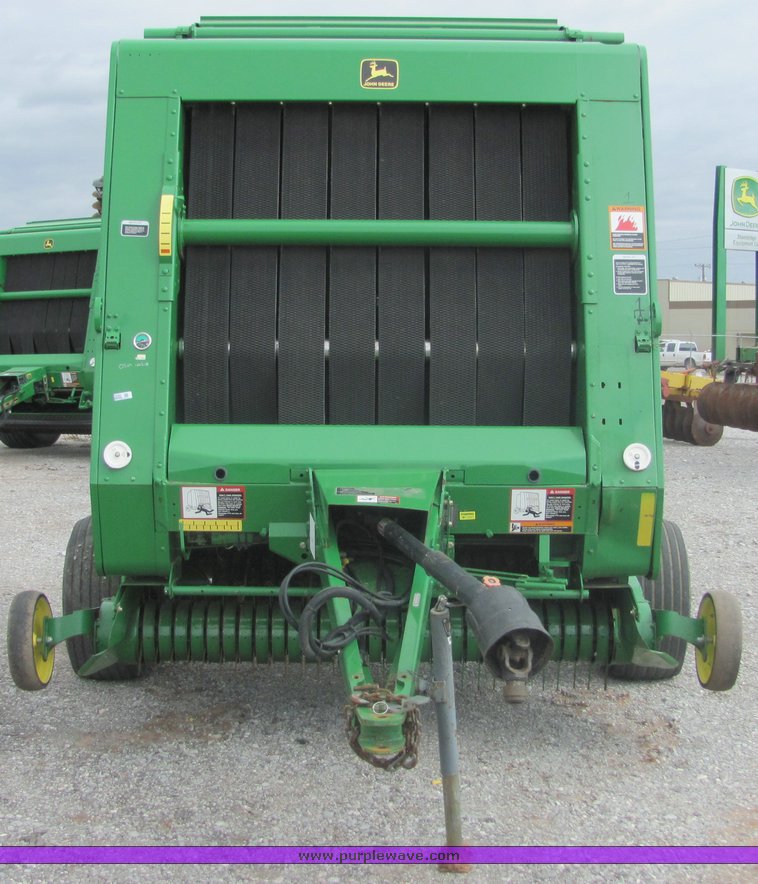 image for item 3048 2001 John Deere 567 round baler