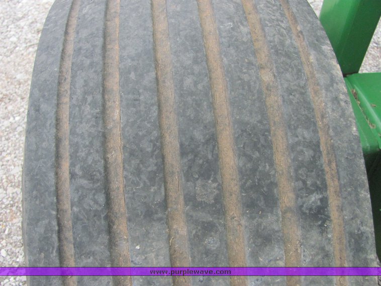 image for item 3048 2001 John Deere 567 round baler