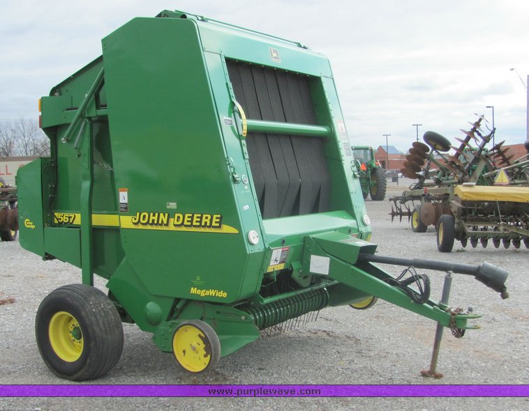 image for item 3048 2001 John Deere 567 round baler