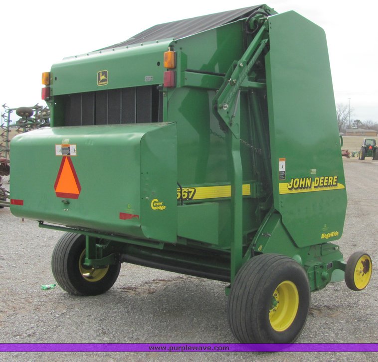 image for item 3048 2001 John Deere 567 round baler