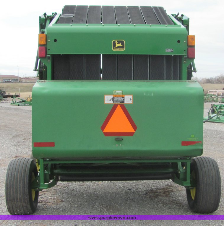 image for item 3048 2001 John Deere 567 round baler