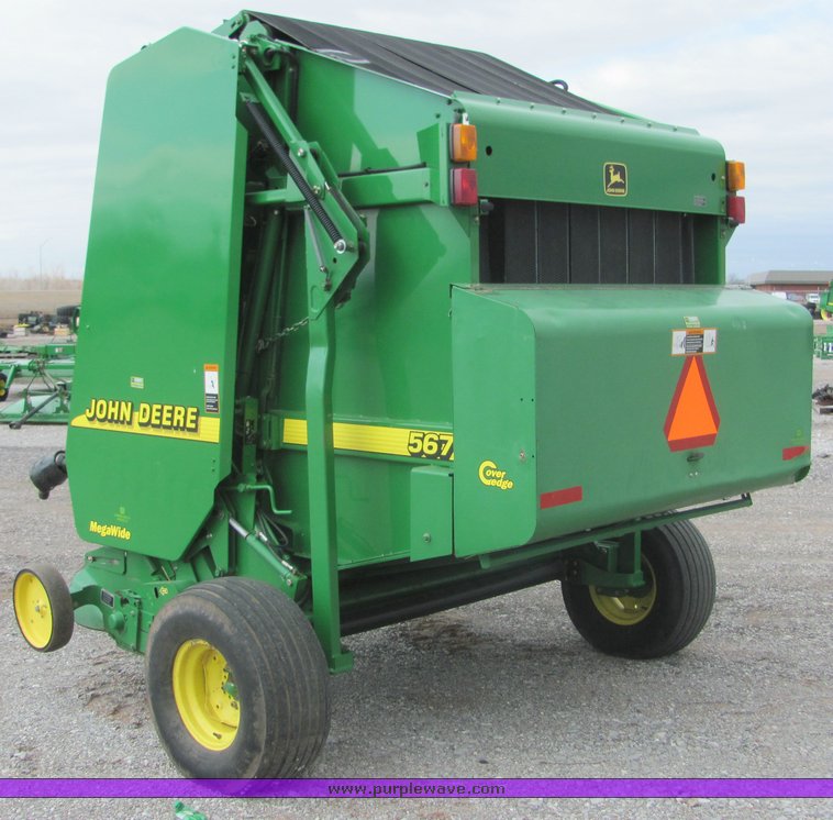 image for item 3048 2001 John Deere 567 round baler