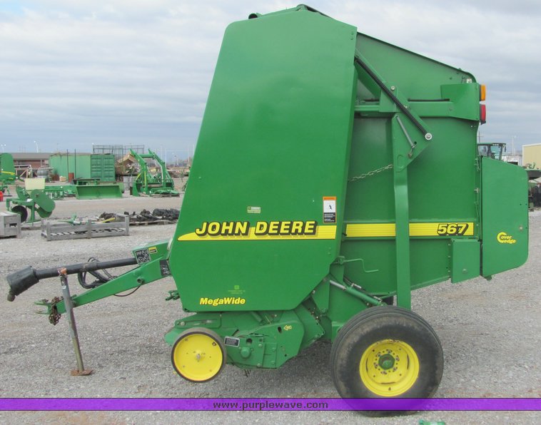 image for item 3048 2001 John Deere 567 round baler