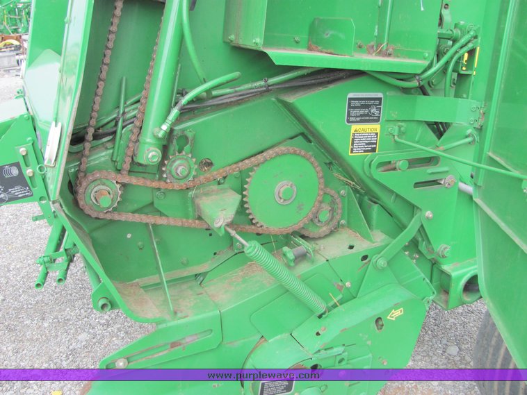 image for item 3048 2001 John Deere 567 round baler