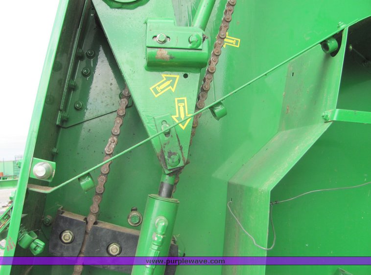 image for item 3048 2001 John Deere 567 round baler