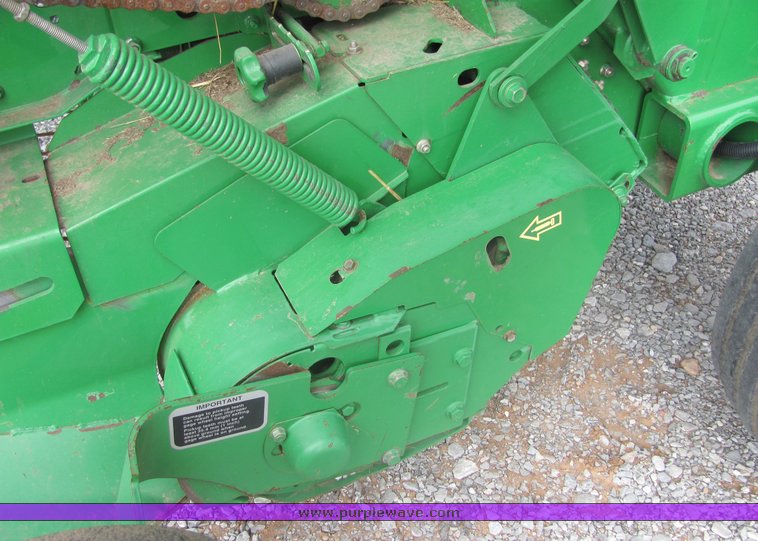 image for item 3048 2001 John Deere 567 round baler