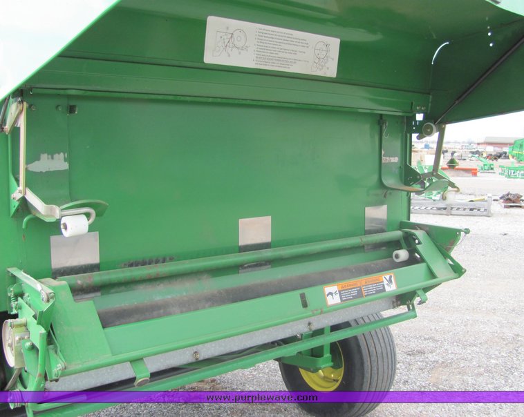 image for item 3048 2001 John Deere 567 round baler