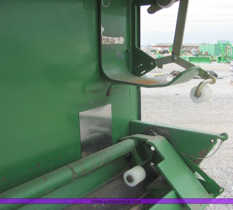 image for item 3048 2001 John Deere 567 round baler