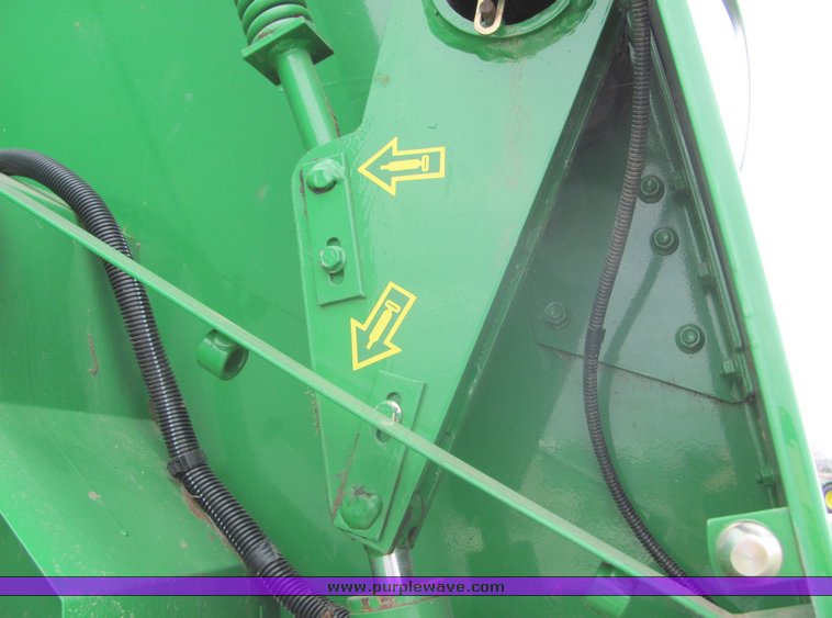 image for item 3048 2001 John Deere 567 round baler