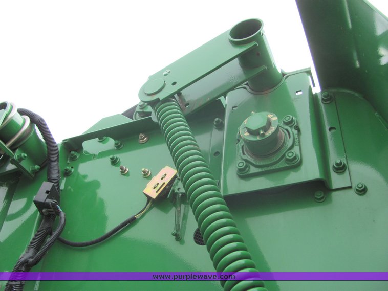 image for item 3048 2001 John Deere 567 round baler