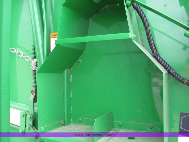 image for item 3048 2001 John Deere 567 round baler