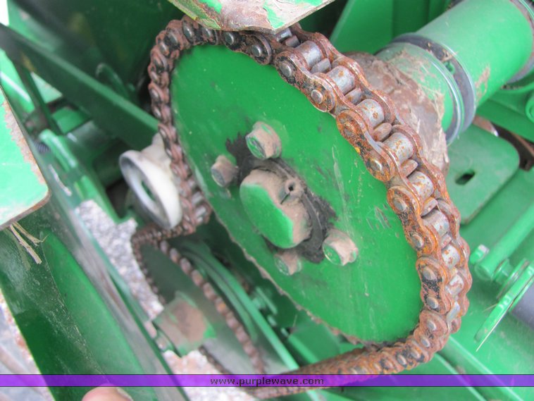 image for item 3048 2001 John Deere 567 round baler