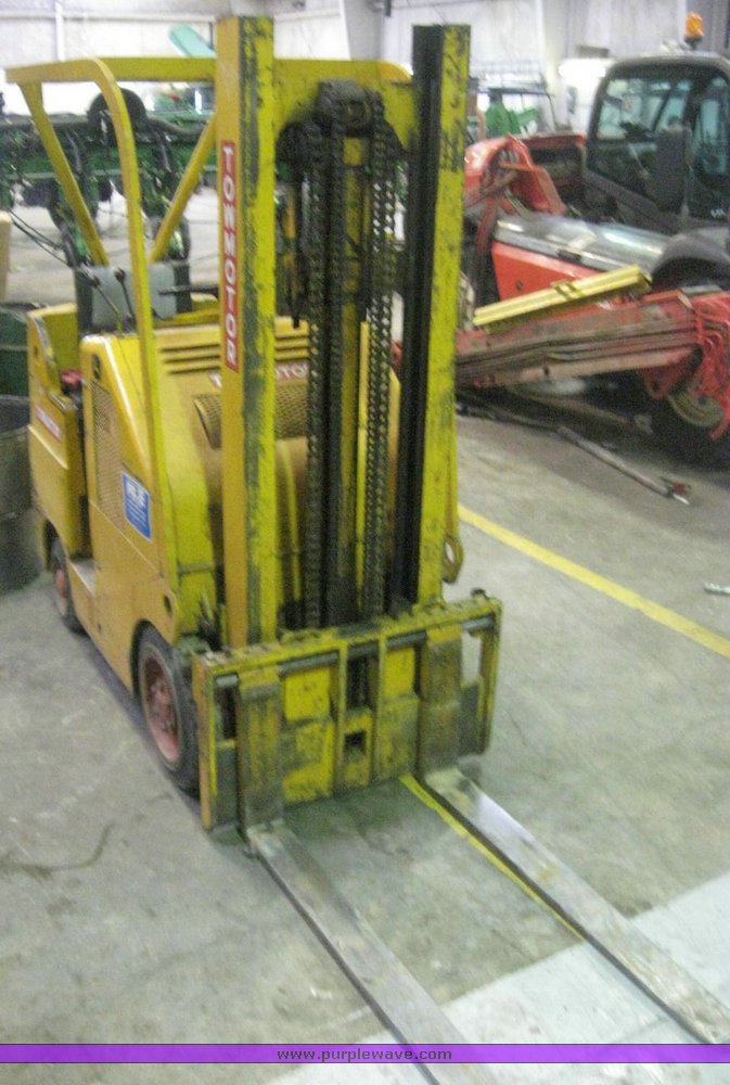 image for item 3893 Towmotor 410SG3015 forklift